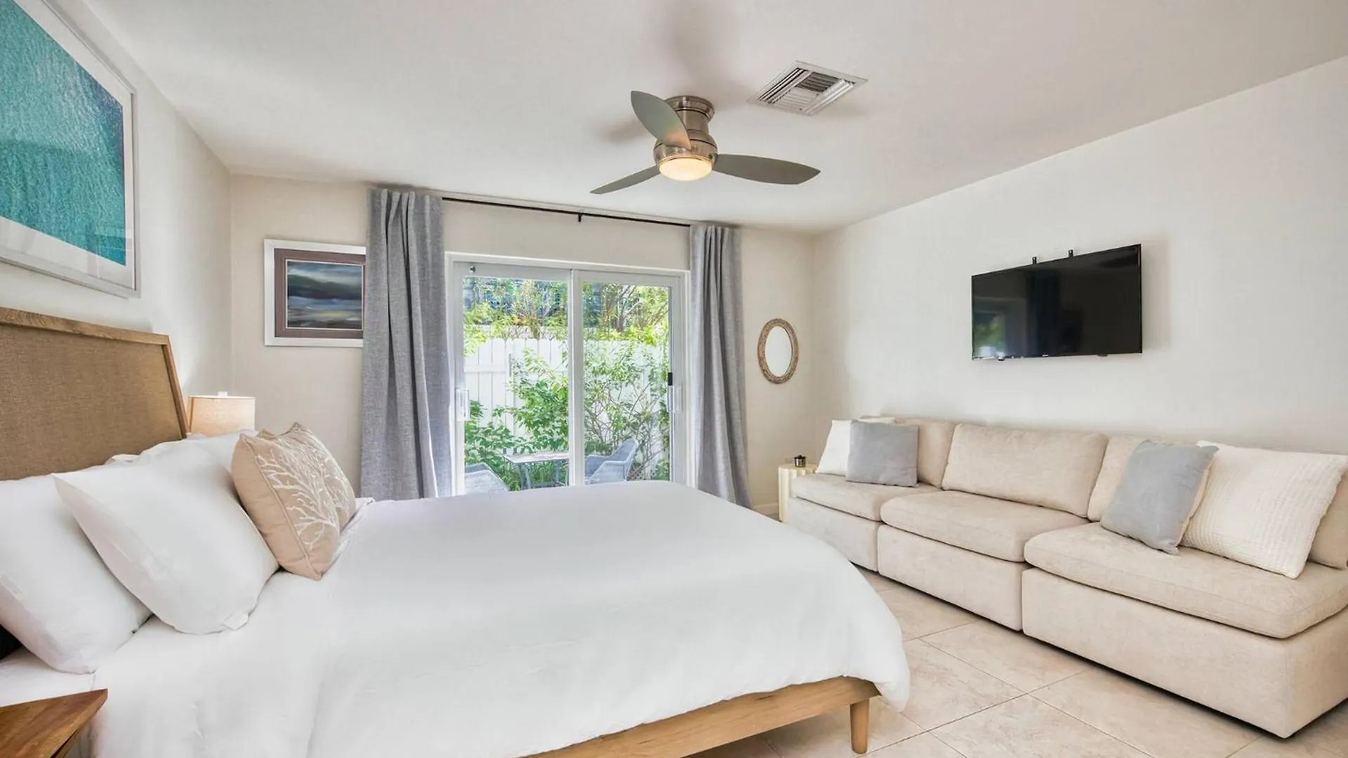 Cozy Studio Steps From The Beach West Bay 0*,  Caymanöarna